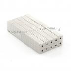 Zoom in - 5 x 5 x 1 mm / 1,5 mm ( N45 ) 500 stuks. TREKKRACHT van ieder magneet 1,8 kg